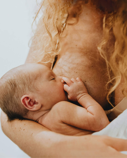 Top 4 Breastfeeding Positions for Busty Mamas